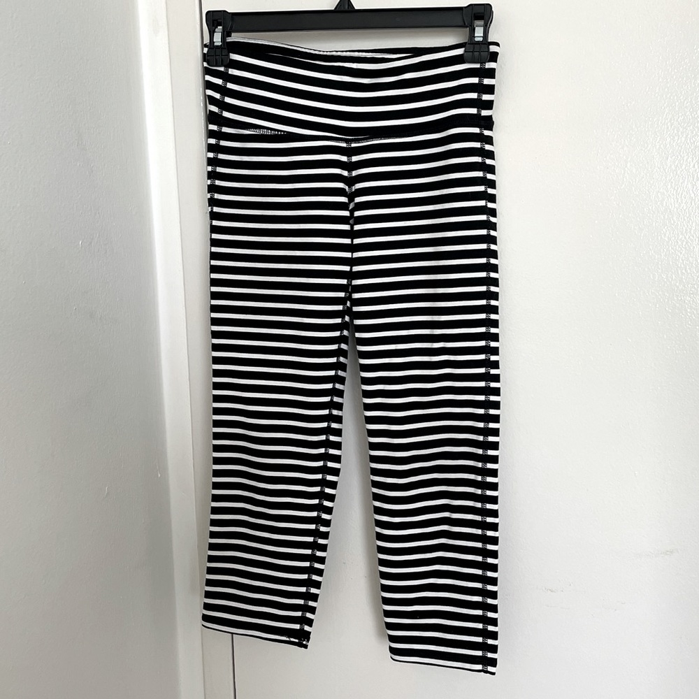 Athleta black and white striped capri leggings